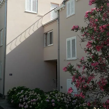 Ana * Cavtat